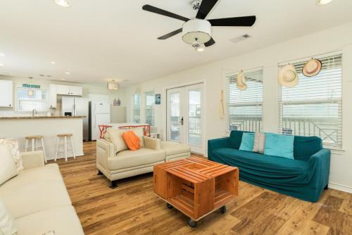 Annie by the Sea - Direct Oceanfront Views from Multi-Tiered Deck! - image 8