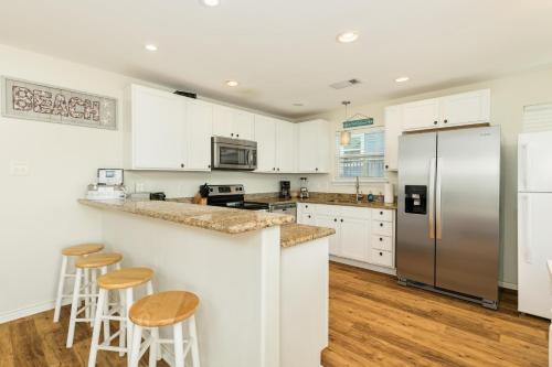 Annie by the Sea - Direct Oceanfront Views from Multi-Tiered Deck! - image 11