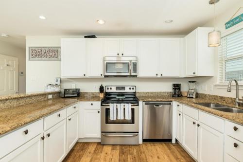 Annie by the Sea - Direct Oceanfront Views from Multi-Tiered Deck! - image 12