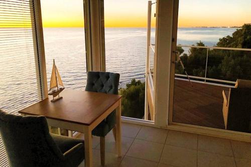 *Newly listed* Couples Clifftop Retreat