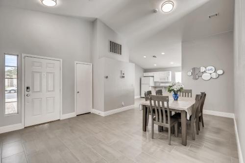 Luxurious House With A Pool, Spa, and Patio, Sleeps 6 Comfortably, Las Vegas (foto 6)