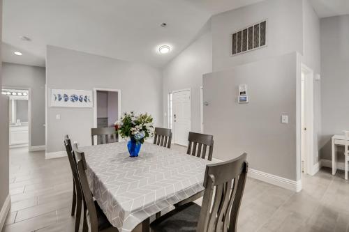 Luxurious House With A Pool, Spa, and Patio, Sleeps 6 Comfortably, Las Vegas (foto 9)