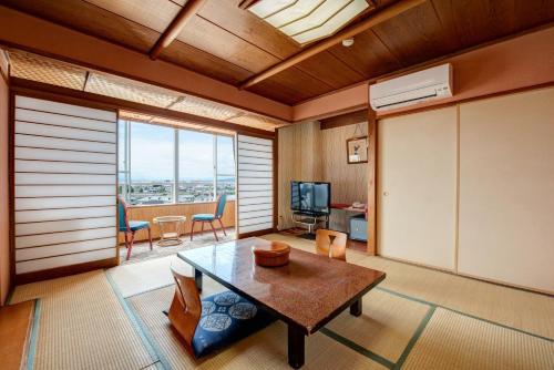 room detail thumbnail 2