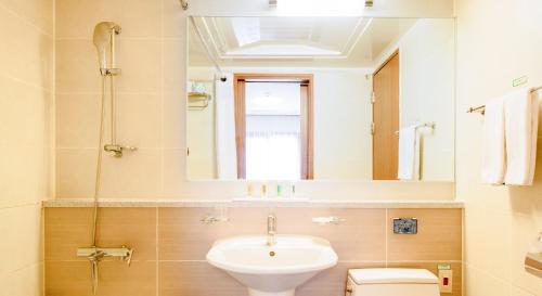 King Room with Mobility Accessible Tub