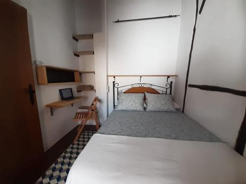 HERVÀS Y VUELVES ( la casita de la piedra )