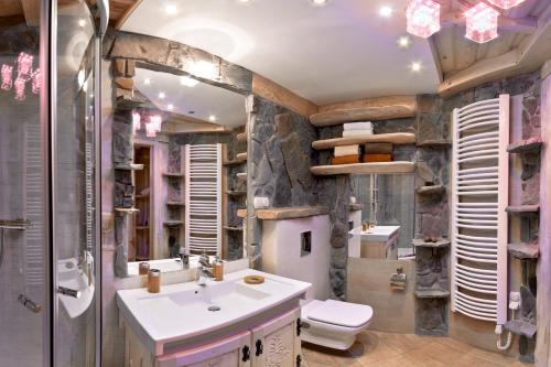 Superior Three-Bedroom Apartment with Jacuzzi image 10