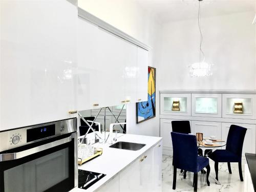 Luxury Apartments MONDRIAN Market Square III - image 13