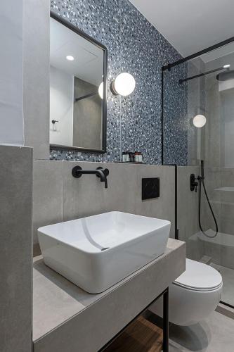 ACRO URBAN SUITES - image 8