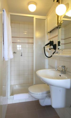 Small Double Room image 3