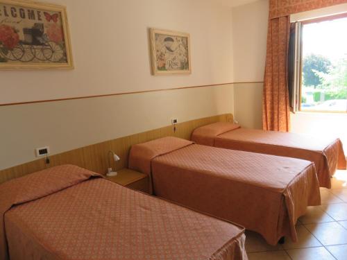 3 twin beds