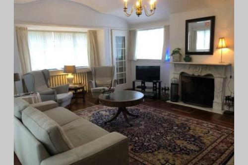 Vrijstaande rietgedekte villa nabij uitvalswegen