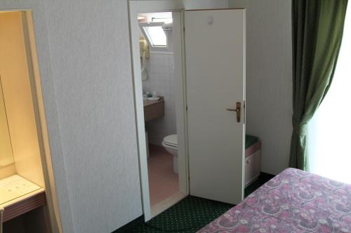 Triple Room with Balcony and Partial Sea View