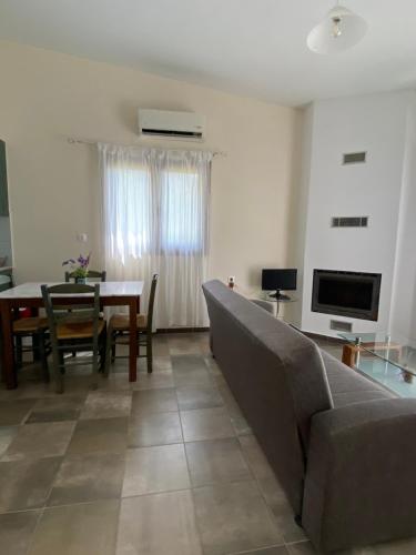  Kryoneri village in Kryonéri