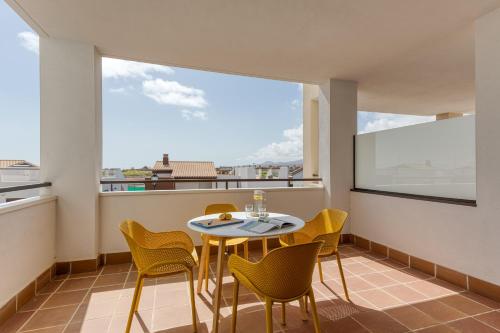  HomeForGuest Apartamento en residencia de lujo con terraza y piscina in La Guirra