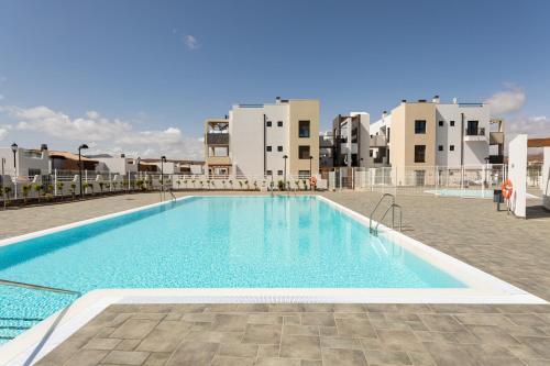  HomeForGuest Apartamento en residencia de lujo con terraza y piscina in La Guirra