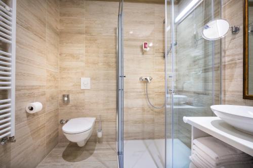 Superior Twin Room with Balcony image 5
