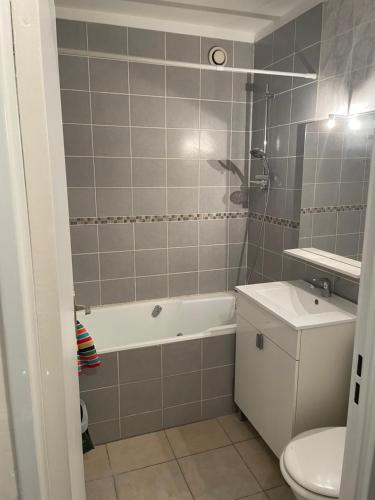 Shower, Appartement 35 m2 Creteil l Echat in Creteil
