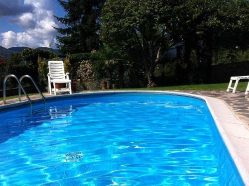 Úszómedence, Domus Cusiana complesso vista lago e piscina in Miasino