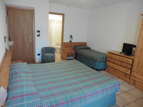 1 king bed, 1 twin bed