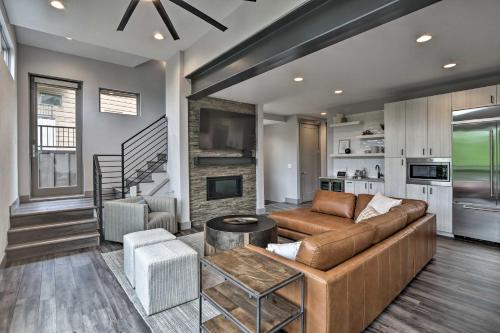 Sleek Mountain View Home Less Than 2 Mi to Ski Lifts - image 3