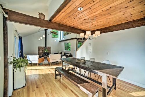 Modern Catskills Reprieve with Hot Tub and Mtn Views! in 金斯頓