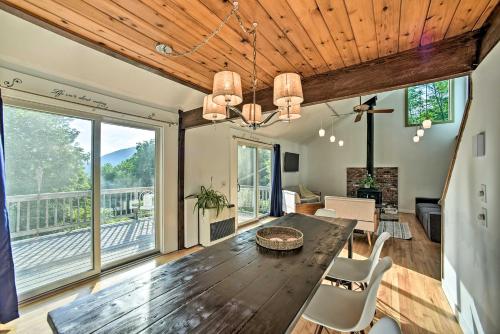 Modern Catskills Reprieve with Hot Tub and Mtn Views! in 金斯頓
