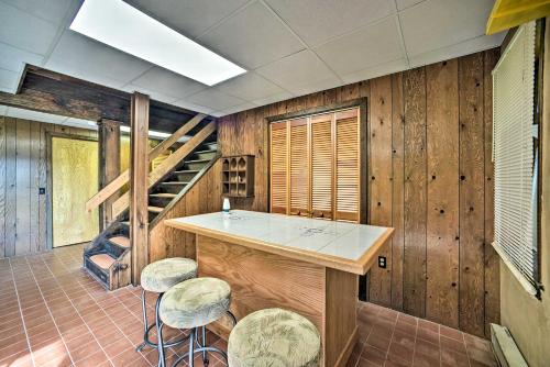 Modern Catskills Reprieve with Hot Tub and Mtn Views! in 金斯頓