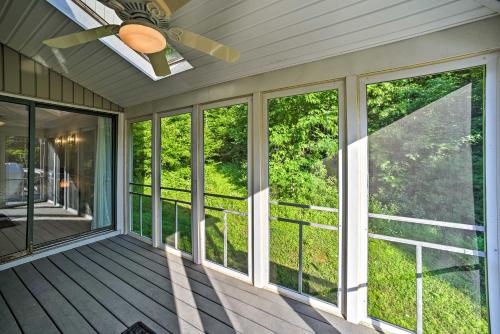 Modern Catskills Reprieve with Hot Tub and Mtn Views! in 金斯頓