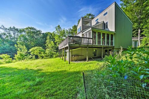 Modern Catskills Reprieve with Hot Tub and Mtn Views! in 金斯頓
