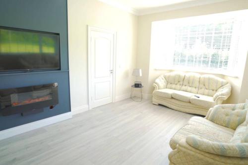 Sunrise Cottage on shores off Lough Gowna in รูสกี