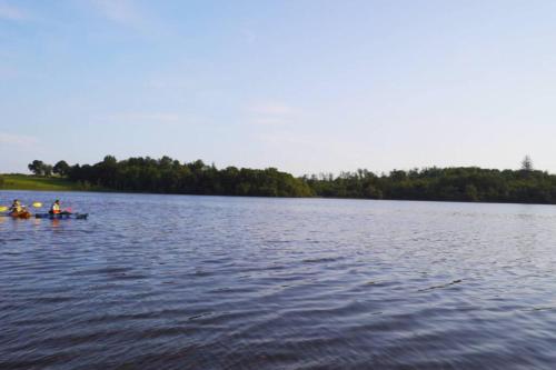 Sunrise Cottage on shores off Lough Gowna in รูสกี