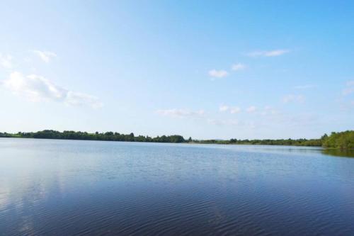Sunrise Cottage on shores off Lough Gowna in รูสกี