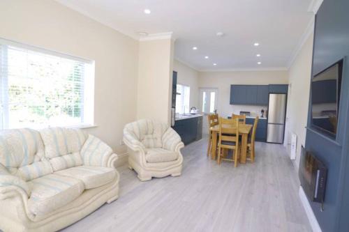 Sunrise Cottage on shores off Lough Gowna in รูสกี