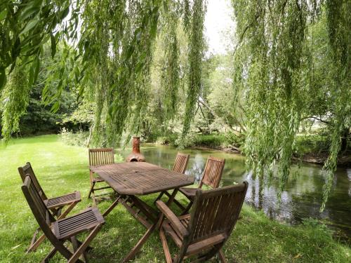 The River House Avon Valley Stonehenge with fishing