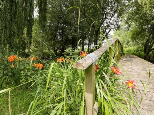 The River House Avon Valley Stonehenge with fishing