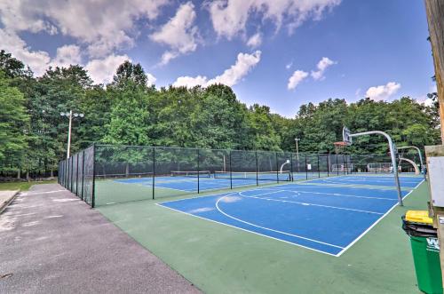 East Stroudsburg Hideaway with Community Pool Access