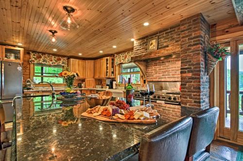 Grand Londonderry Home with Ski Mountain Views! - image 6