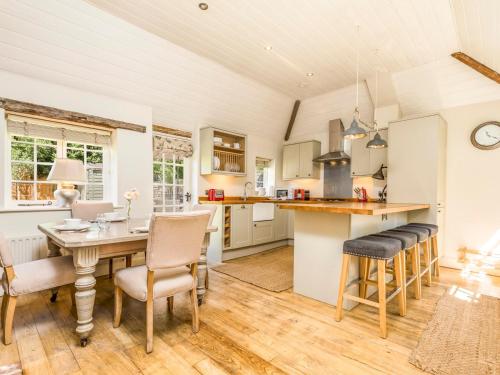 Vybavení, Pass the Keys Charming Cottage with pretty Private Garden in West Dean
