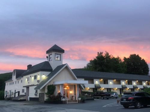 Buitenkant, The Black Mountain Inn in Brattleboro