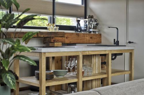 Kuchnia, Van Heeckeren Apartments & Suites Buren in Ameland