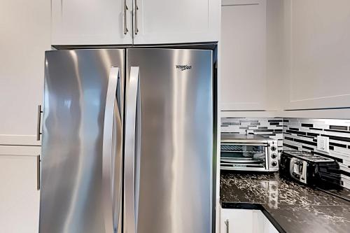 Bayside Landing - Luxe End Townhome - 2-Car Garage townhouse - image 6