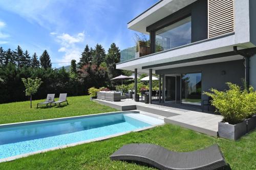 Charming villa with pool lake view 10 minutes from the city center