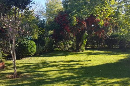 Casona LA FLORIDA con parque y pileta, a una cuadra del río