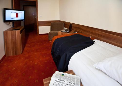 1 double bed, 1 twin bed