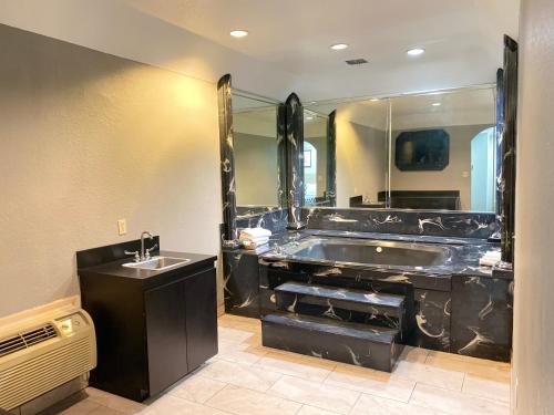 King Suite with Jacuzzi  image 4