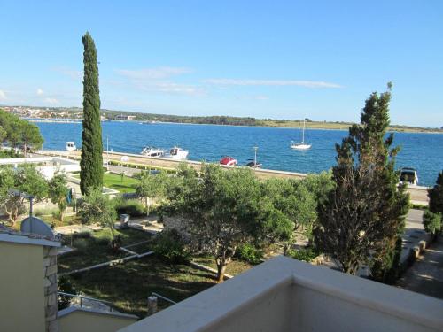  Guesthouse Punta Mira - Beachfront, Pension in Novalja bei Štirovača