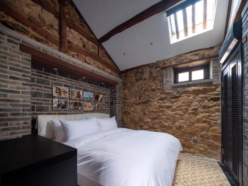 311871410 Brickyard Retreat at Mutianyu Great Wall Adjoin to Mutianyu Great Wall - Room with the View of Great Wall - Free Chinese massage experience - Vehicle Shuttle Service - International Catering - SPA& Nail Beauty Facilities