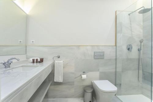 Seven-Bedroom House image 9