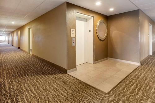 MainStay Suites Dubuque at Hwy 20 - Hotel - Dubuque