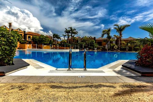 Townhouse in La Duquesa with BBQ and shared pool gîte à louer Fañabé